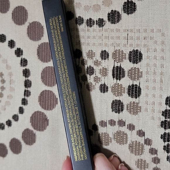 Farah liquid eyeliner is black velvet - Picture 2 of 3